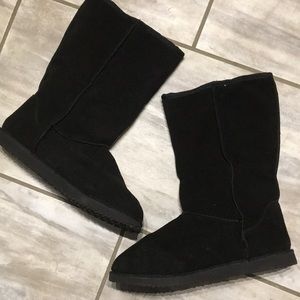 Black Suede Boots with Faux Fur